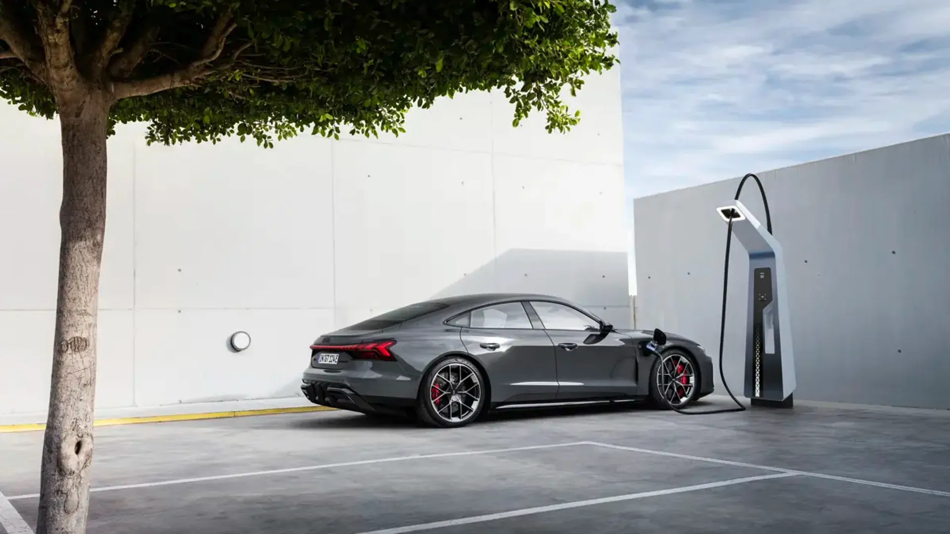 Elettronauti - Audi RS e-tron GT - Grigio - Esterno - Vista anteriore a tre quarti