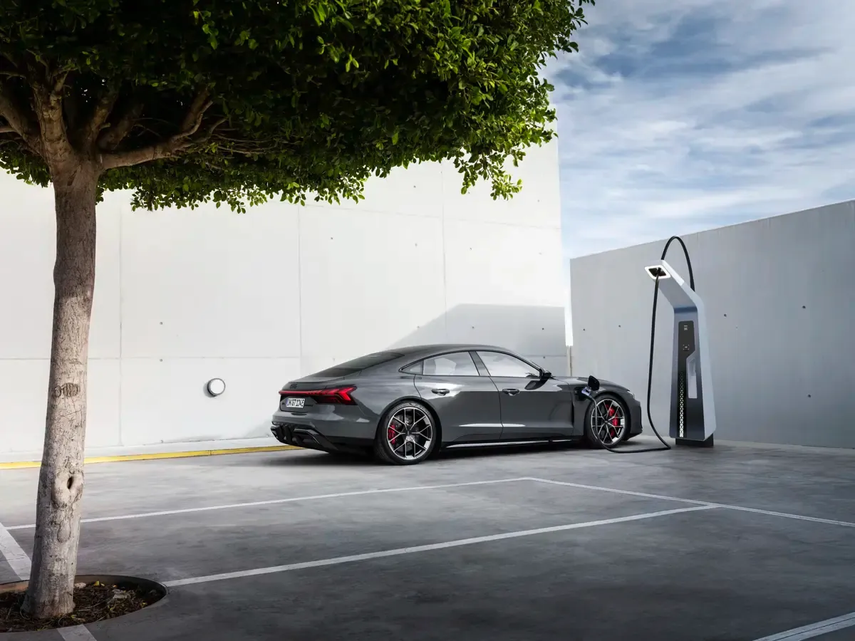 Elettronauti - Audi RS e-tron GT - Grigio - Esterno - Vista anteriore a tre quarti