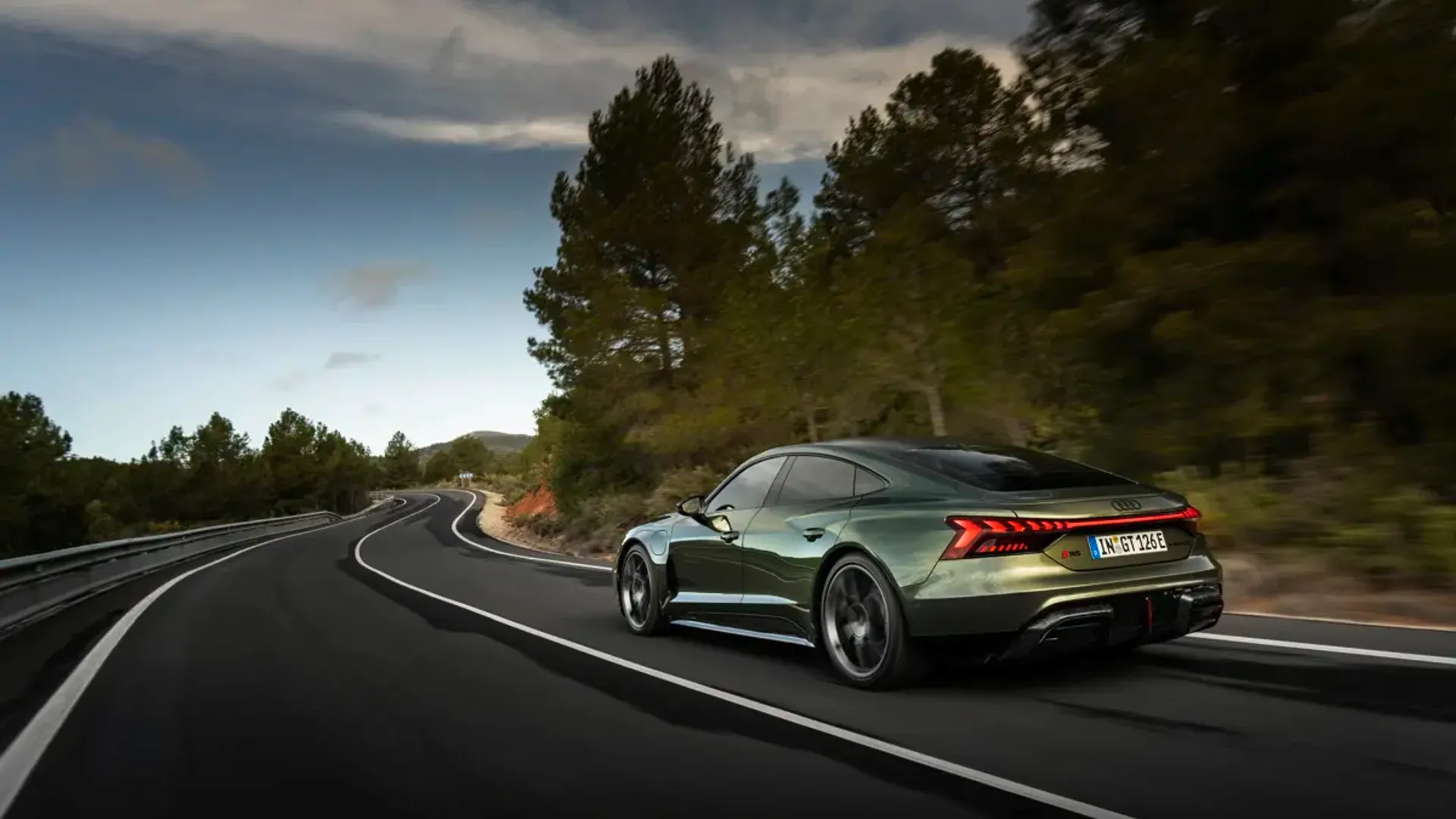 Elettronauti - Audi RS e-tron GT performance - Verde - Esterno - Vista anteriore a tre quarti