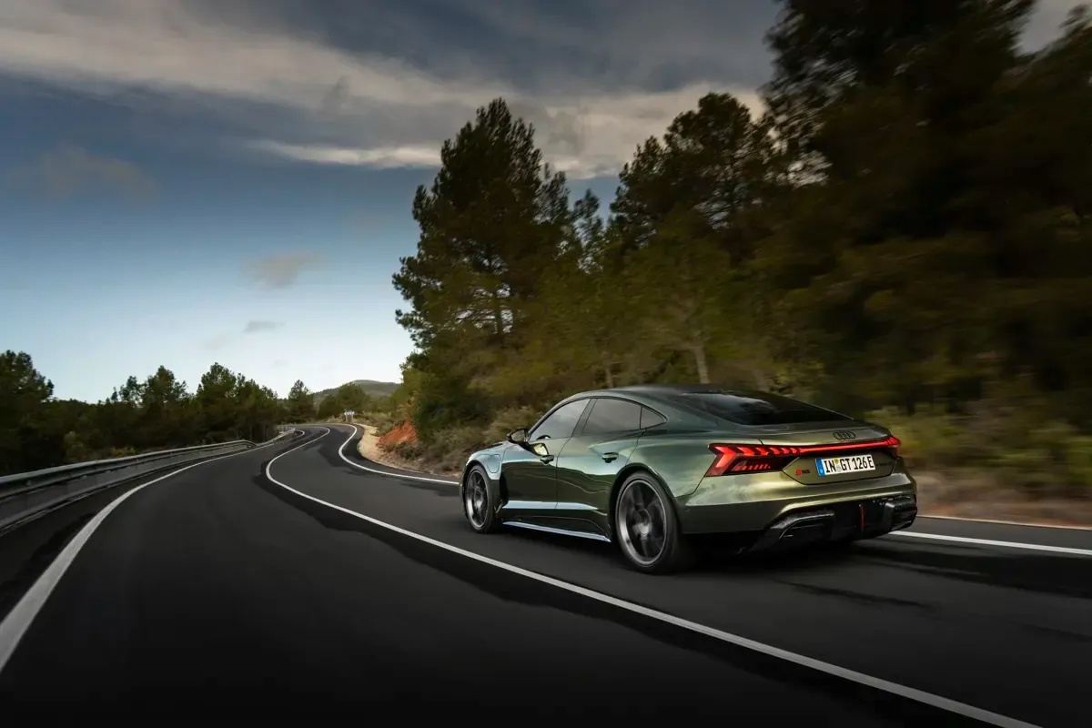 Elettronauti - Audi RS e-tron GT performance - Verde - Esterno - Vista anteriore a tre quarti