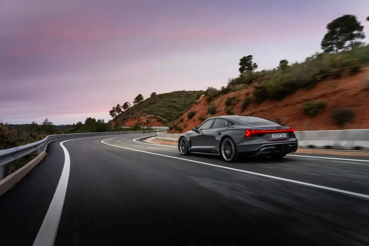 Elettronauti - Audi RS e-tron GT - Grigio - Esterno - Vista anteriore a tre quarti