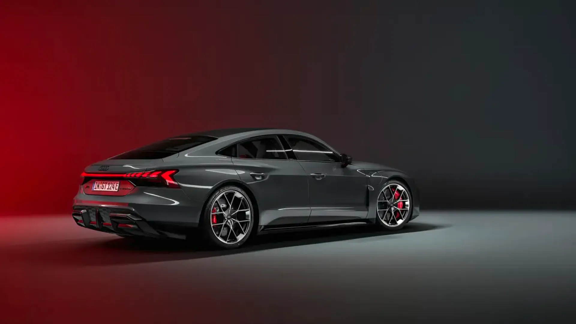 Elettronauti - Audi RS e-tron GT - Grigio - Esterno - Vista anteriore a tre quarti
