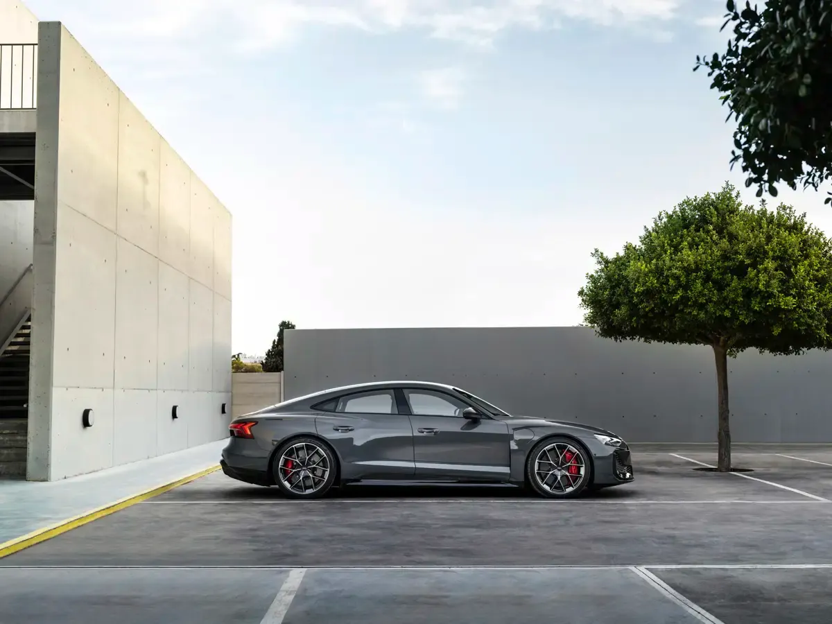 Elettronauti - Audi RS e-tron GT - Grigio - Esterno - Vista anteriore a tre quarti