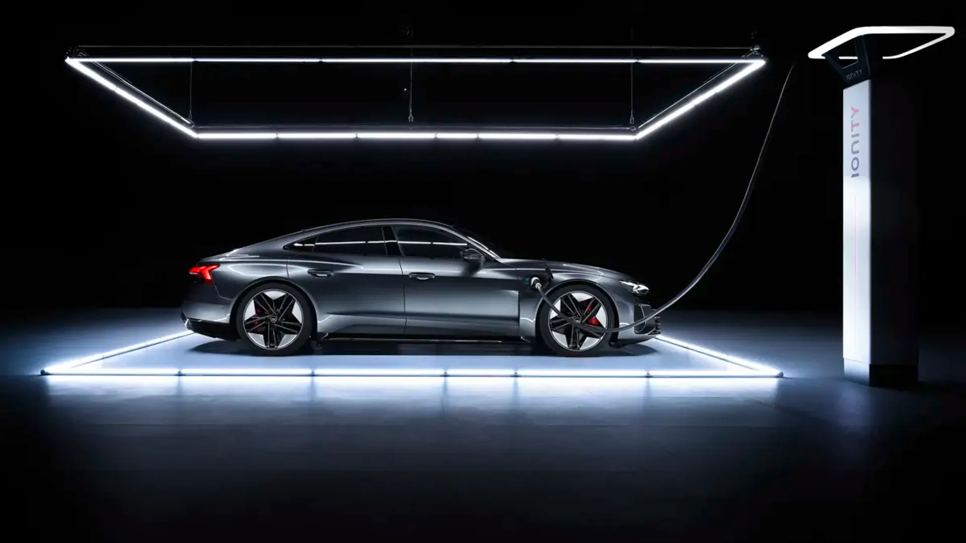 Elettronauti - Audi RS e-tron GT - Grigio - Esterno - Vista anteriore a tre quarti