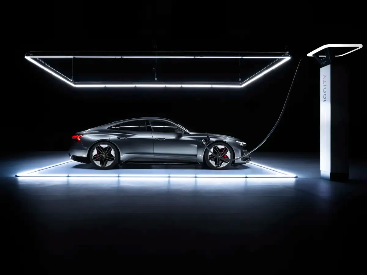 Elettronauti - Audi RS e-tron GT - Grigio - Esterno - Vista anteriore a tre quarti