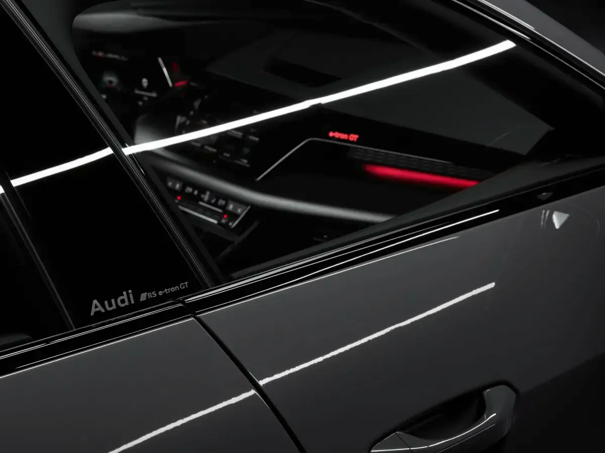 Elettronauti - Audi RS e-tron GT - Grigio - Esterno - Vista anteriore a tre quarti