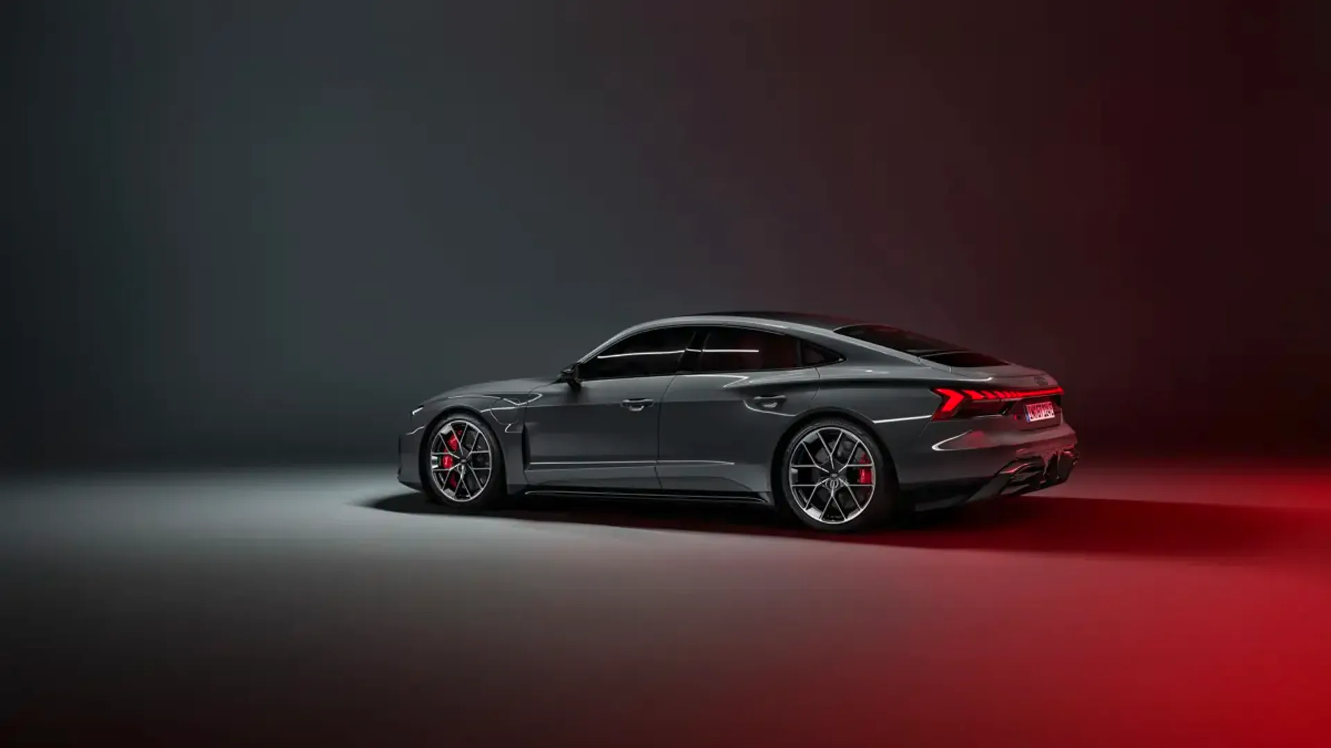 Elettronauti - Audi RS e-tron GT - Light Green - Esterno - Vista anteriore a tre quarti