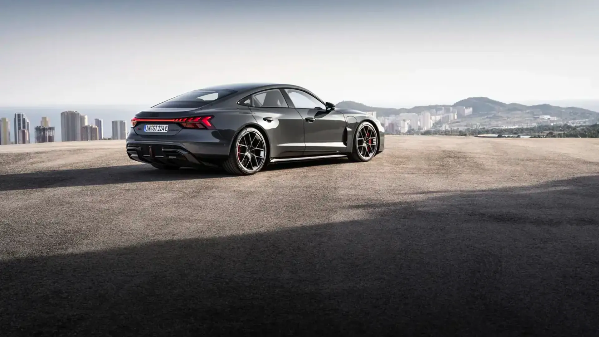 Elettronauti - Audi RS e-tron GT - Argento - Esterno - Vista anteriore a tre quarti