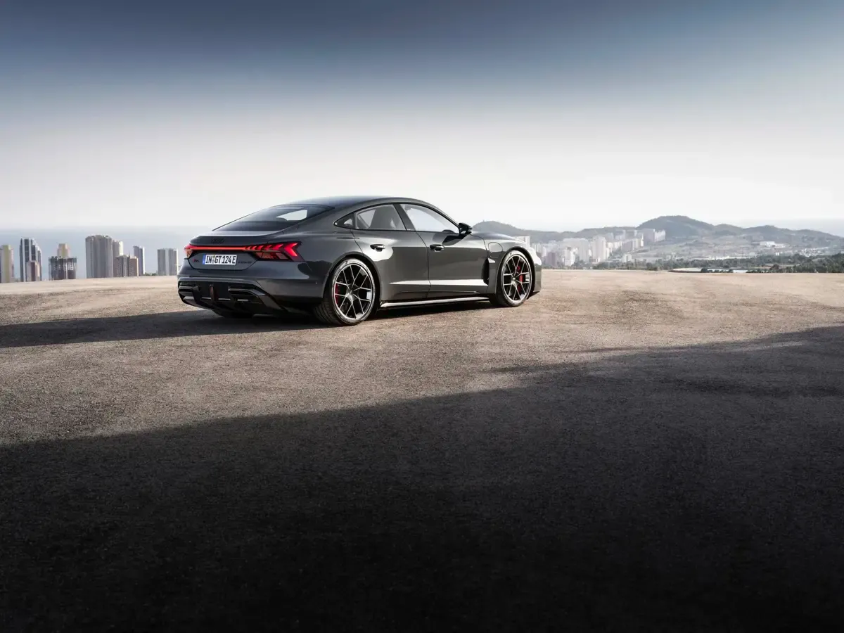 Elettronauti - Audi RS e-tron GT - Argento - Esterno - Vista anteriore a tre quarti