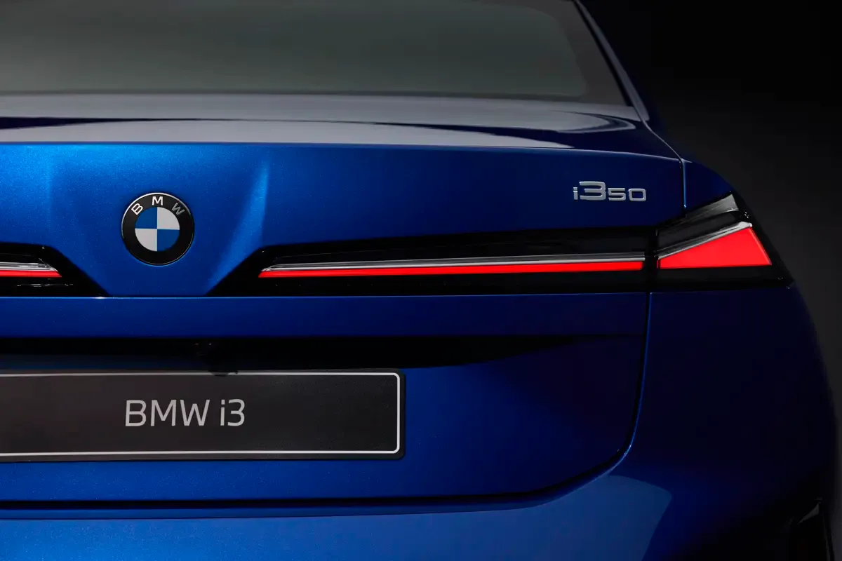 Elettronauti - BMW i3 50 xDrive - Bianco - Esterno - Vista posteriore