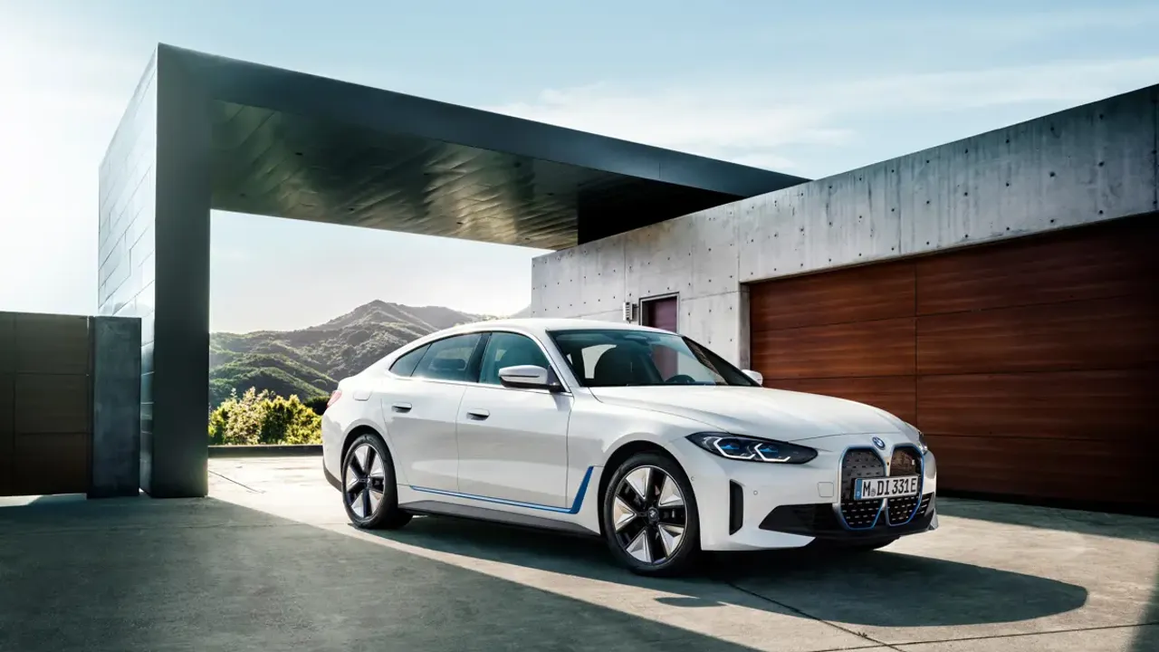Elettronauti - BMW i4 xDrive40 - Blu - Esterno - Vista anteriore a tre quarti