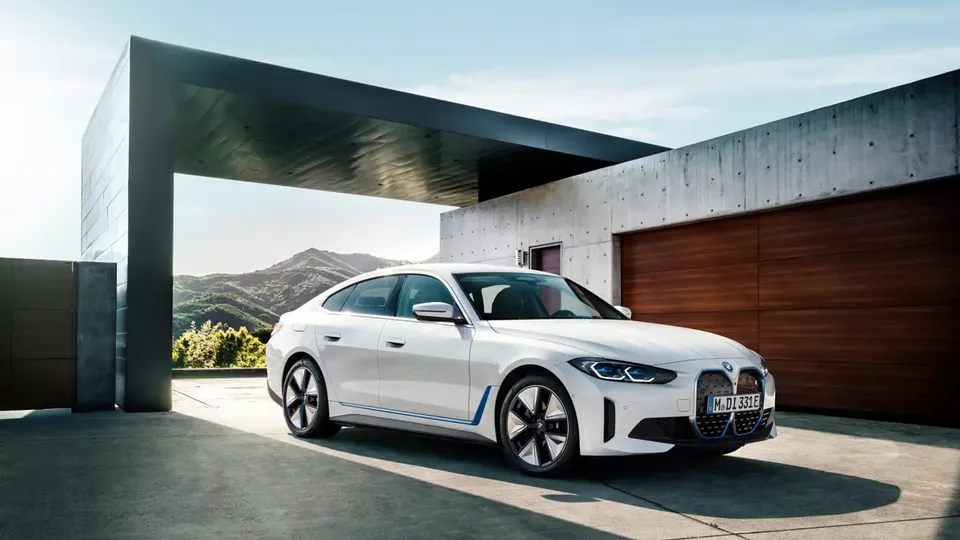 Elettronauti - BMW i4 xDrive40 - Blu - Esterno - Vista anteriore a tre quarti