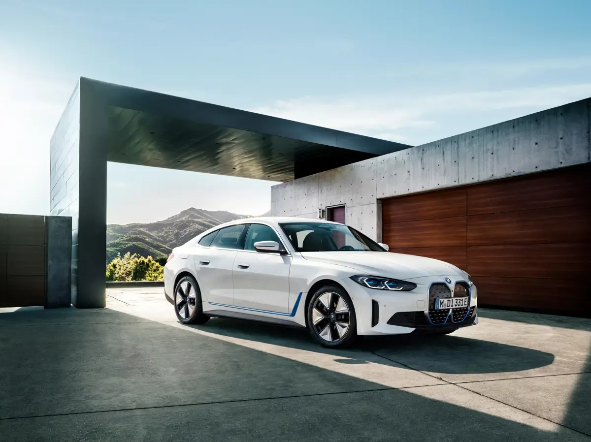 Elettronauti - BMW i4 xDrive40 - Blu - Esterno - Vista anteriore a tre quarti
