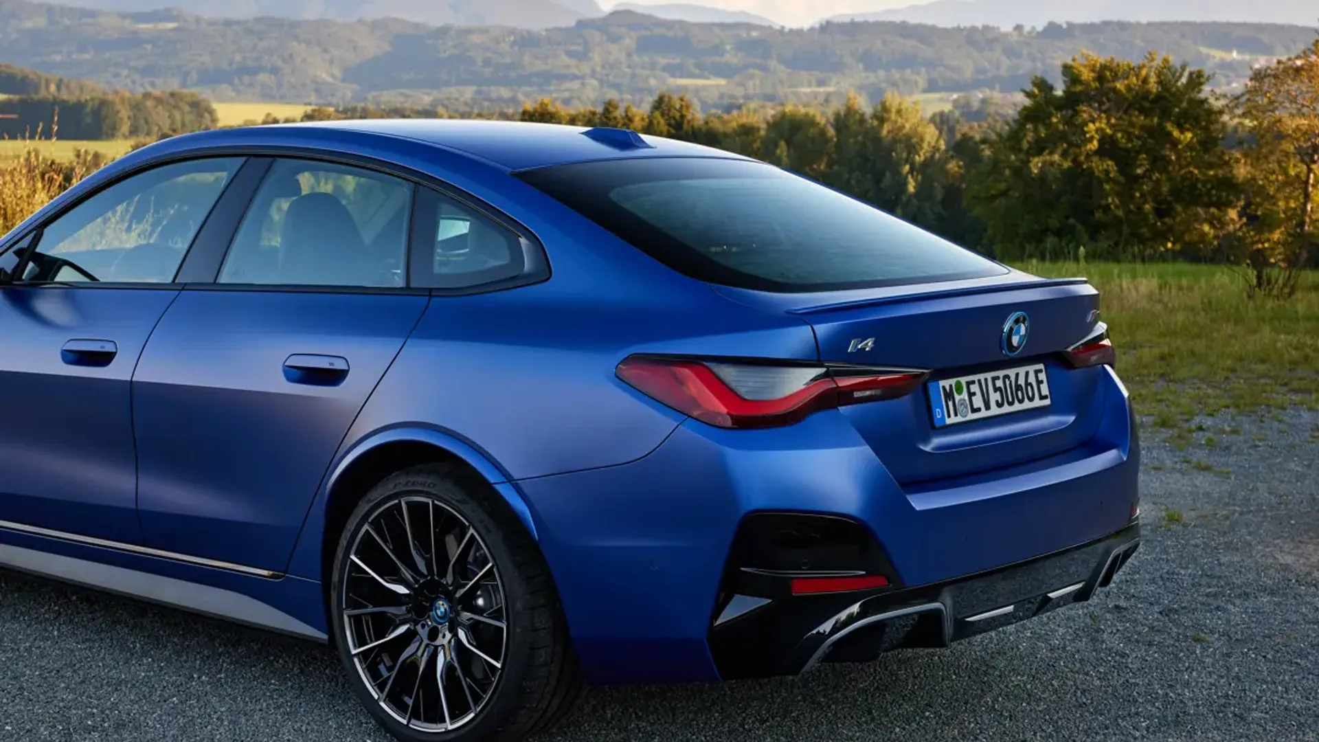 Elettronauti - BMW i4 M50 xDrive - Blu - Esterno - Vista anteriore a tre quarti