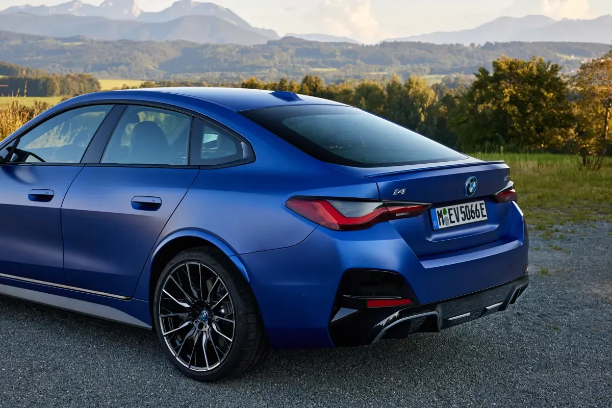 Elettronauti - BMW i4 M50 xDrive - Blu - Esterno - Vista anteriore a tre quarti