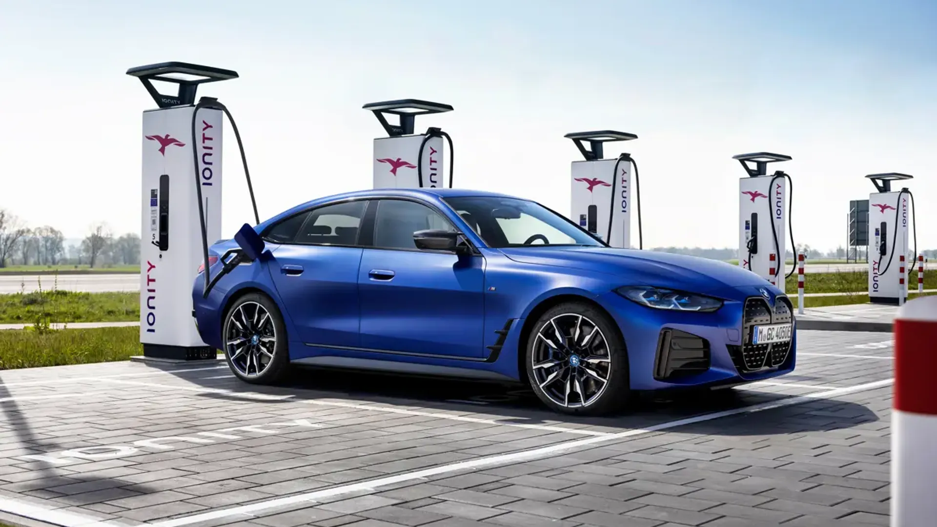 Elettronauti - BMW i4 M50 xDrive - Grigio - Esterno - Vista anteriore a tre quarti