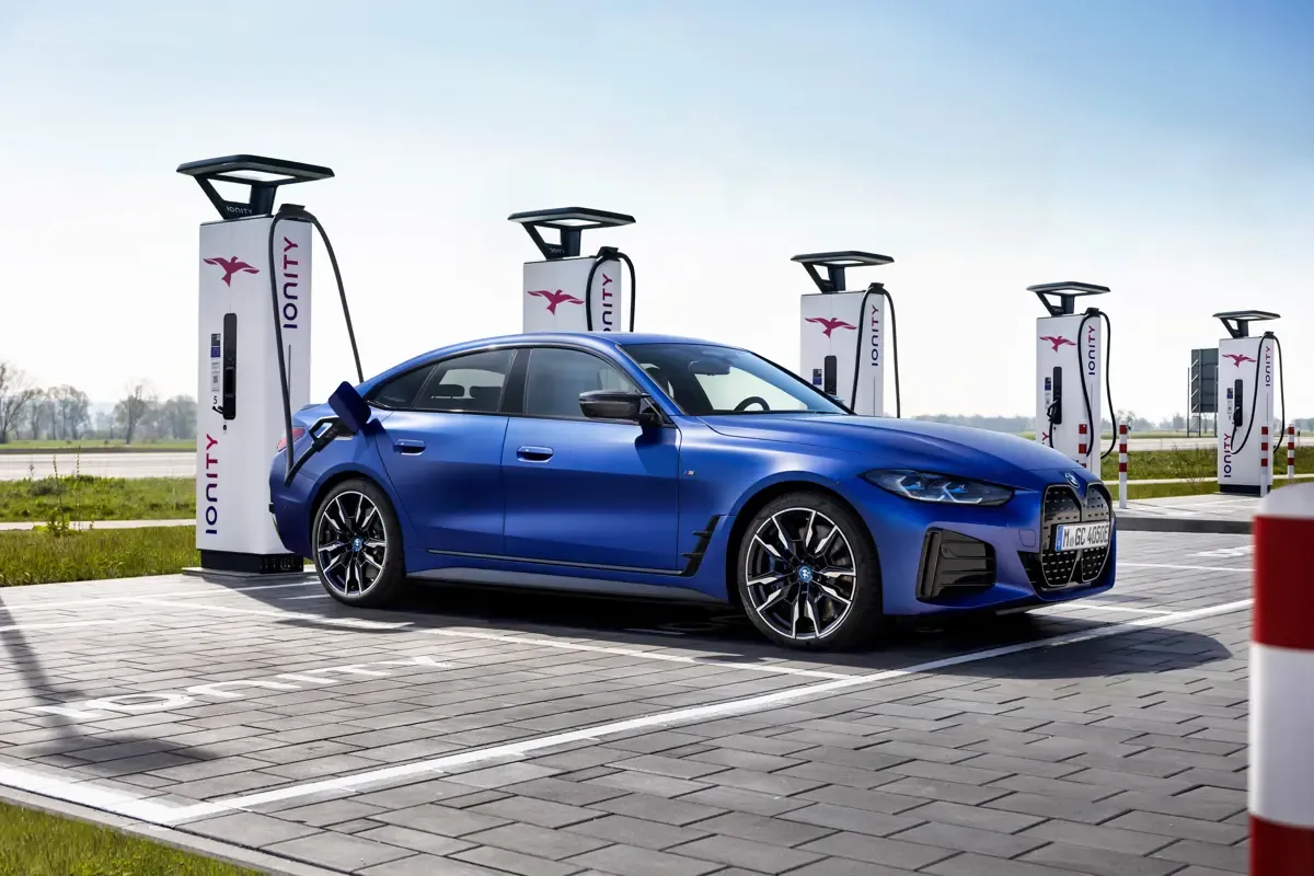 Elettronauti - BMW i4 M50 xDrive - Grigio - Esterno - Vista anteriore a tre quarti