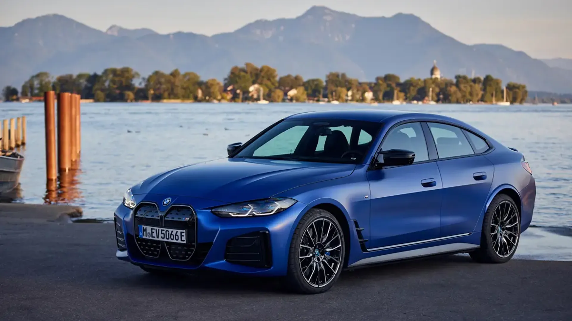 Elettronauti - BMW i4 M50 xDrive - Rosso - Esterno - Vista anteriore a tre quarti