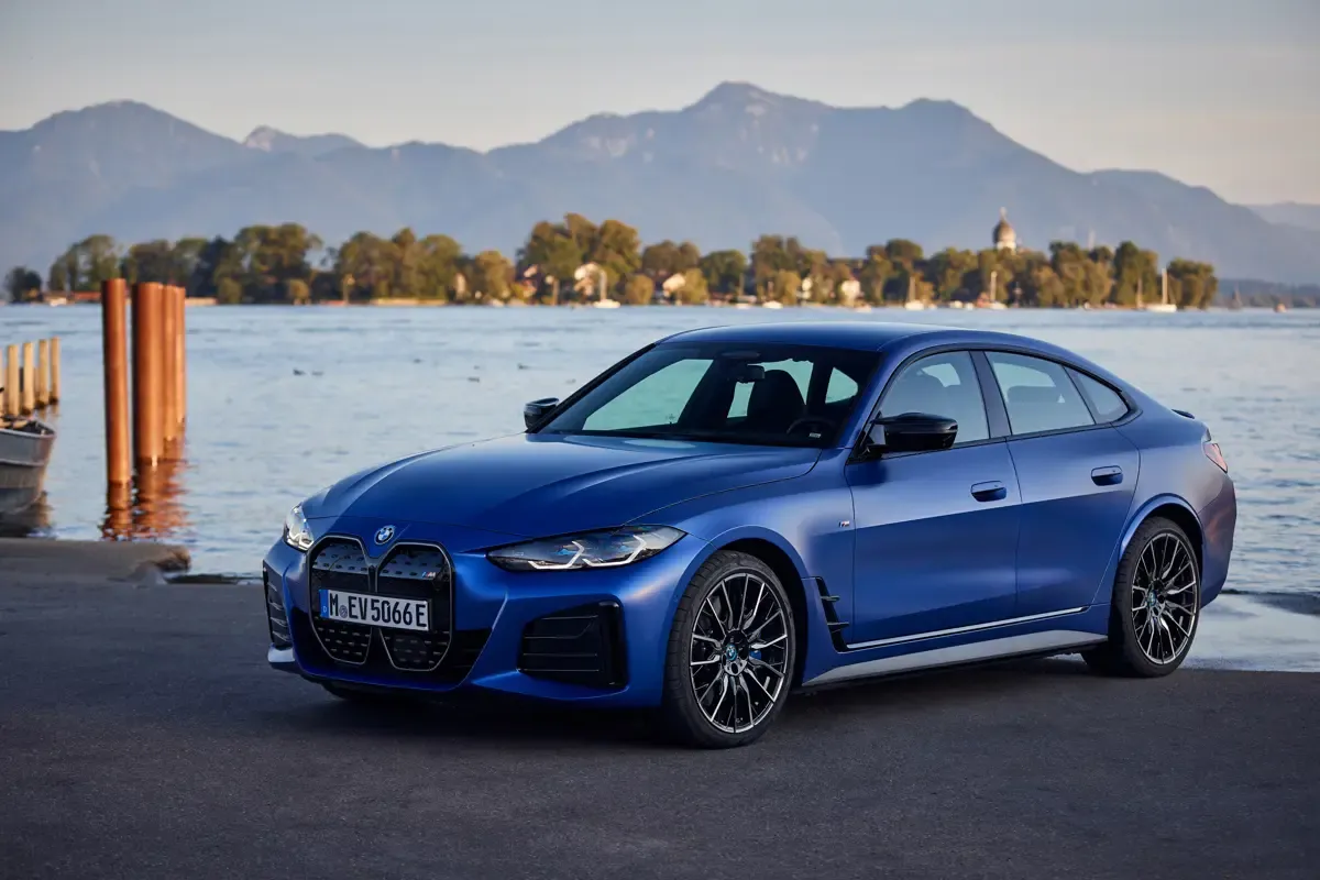Elettronauti - BMW i4 M50 xDrive - Rosso - Esterno - Vista anteriore a tre quarti