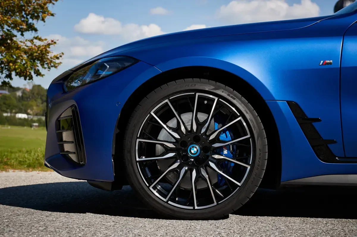 Elettronauti - BMW i4 M50 xDrive - Cerchio - Vista laterale