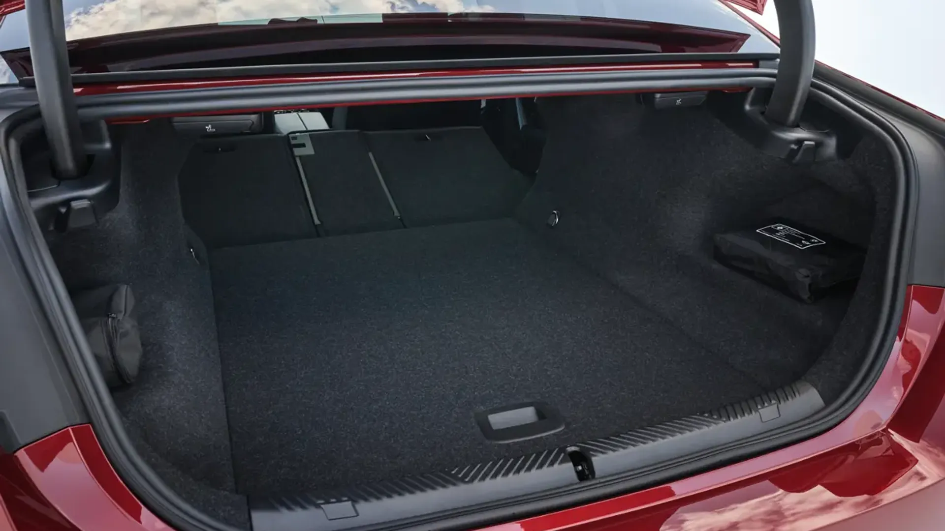 Elettronauti - BMW i5 M60 xDrive - Nero - Vano di carico - Bagagliaio
