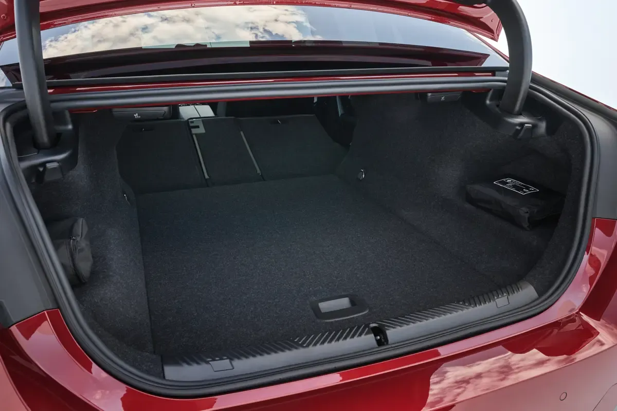 Elettronauti - BMW i5 M60 xDrive - Nero - Vano di carico - Bagagliaio
