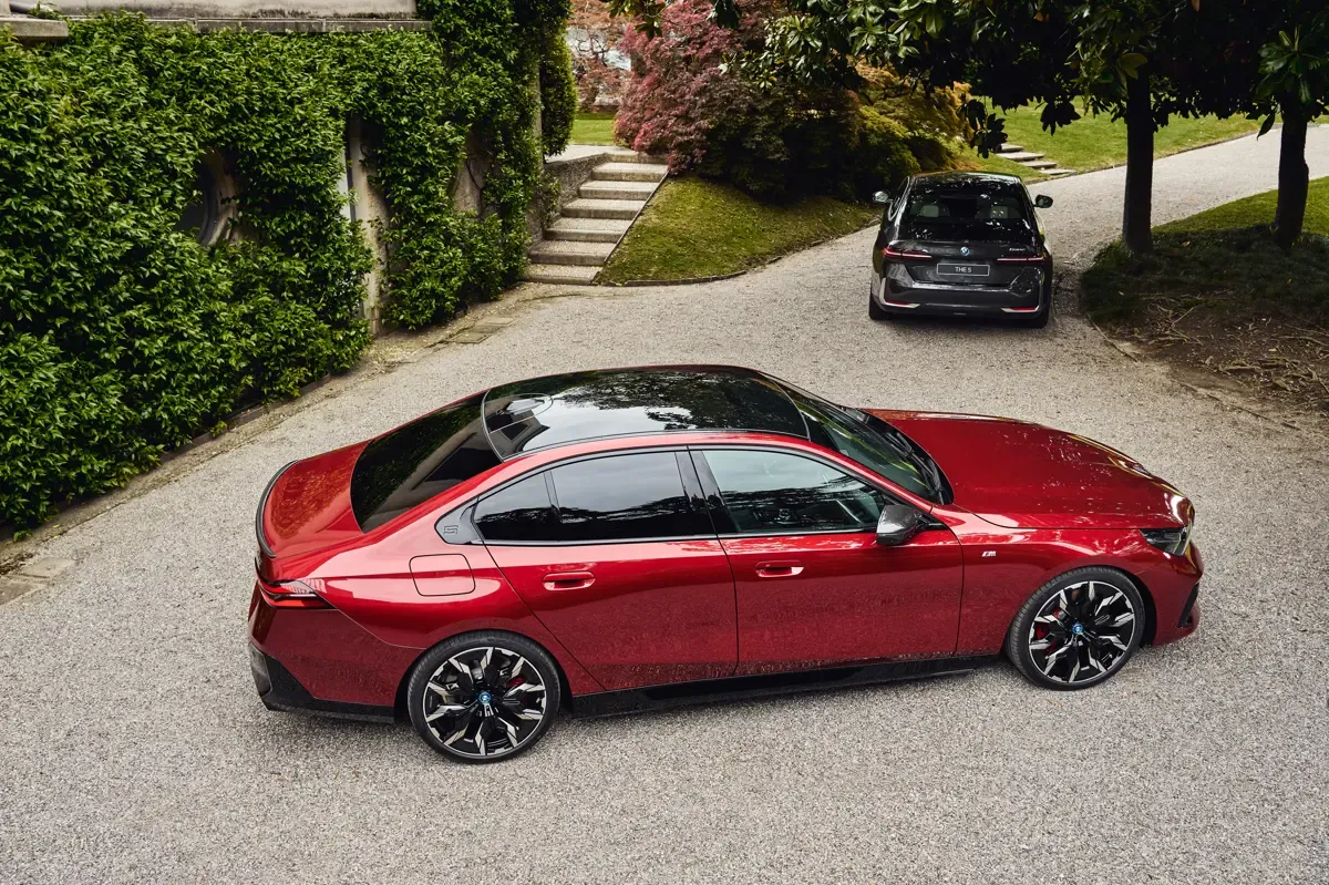 Elettronauti - BMW i5 M60 xDrive - Blu - Esterno - Vista anteriore a tre quarti