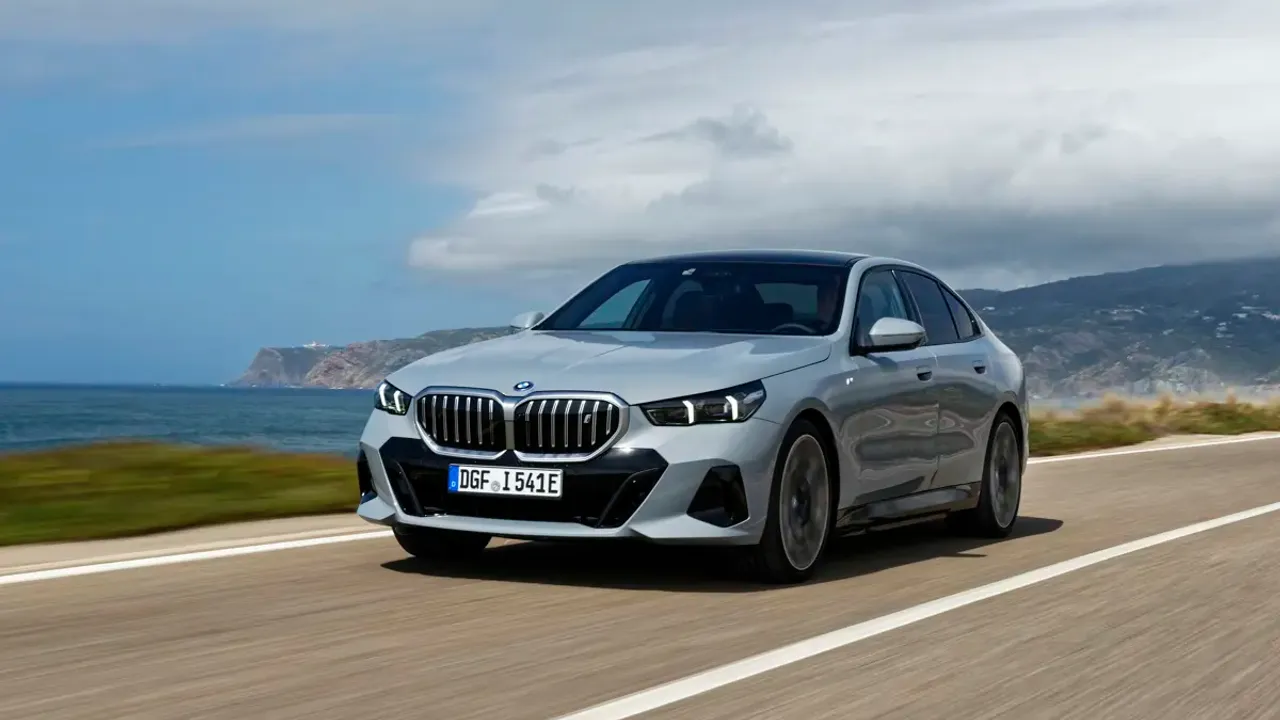 Elettronauti - BMW i5 xDrive40 - Dark Grey - Esterno - Vista anteriore a tre quarti