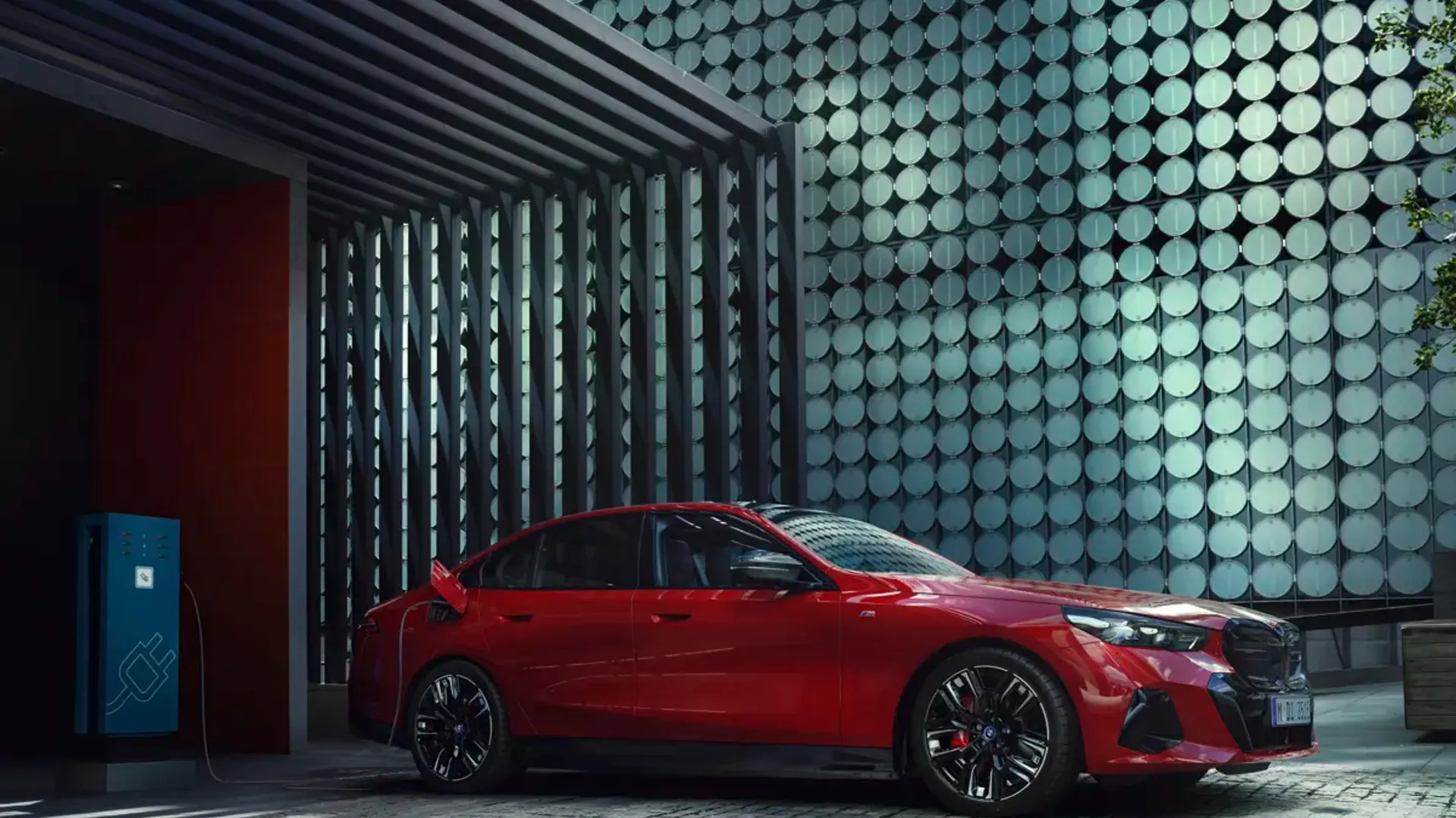 Elettronauti - BMW i5 M60 xDrive - Grigio - Esterno - Vista anteriore a tre quarti