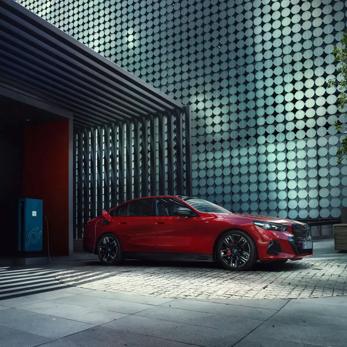 Elettronauti - BMW i5 M60 xDrive - Grigio - Esterno - Vista anteriore a tre quarti