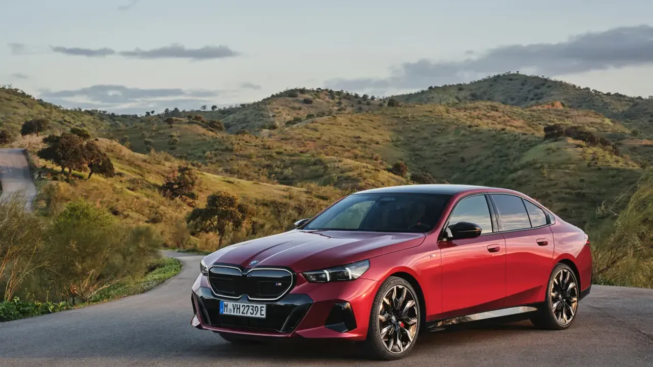 Elettronauti - BMW i5 M60 xDrive - Rosso - Esterno - Vista anteriore a tre quarti