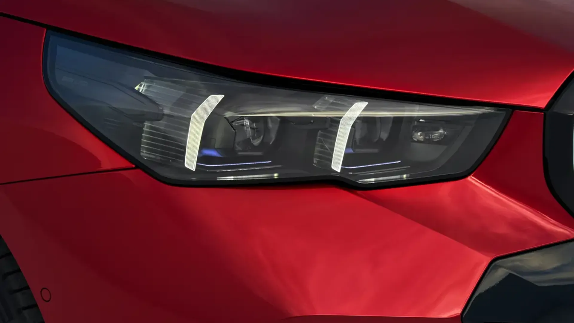 Elettronauti - BMW i5 M60 xDrive - Rosso - Esterno - Vista anteriore a tre quarti
