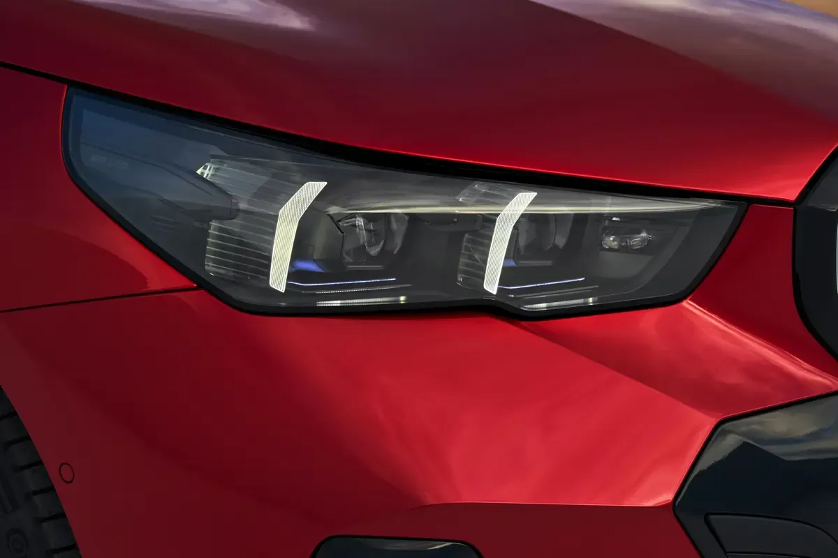 Elettronauti - BMW i5 M60 xDrive - Rosso - Esterno - Vista anteriore a tre quarti