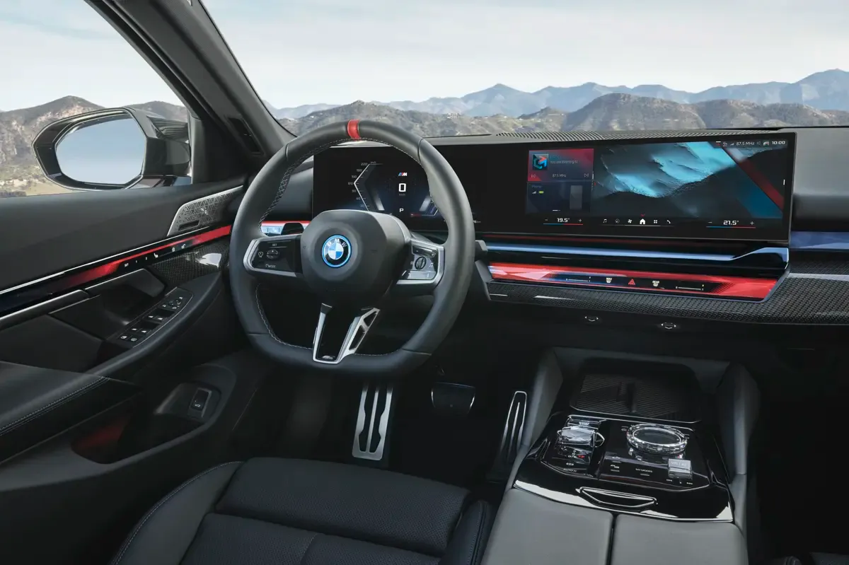 Elettronauti - BMW i5 M60 xDrive - Infotainment - Vista della plancia