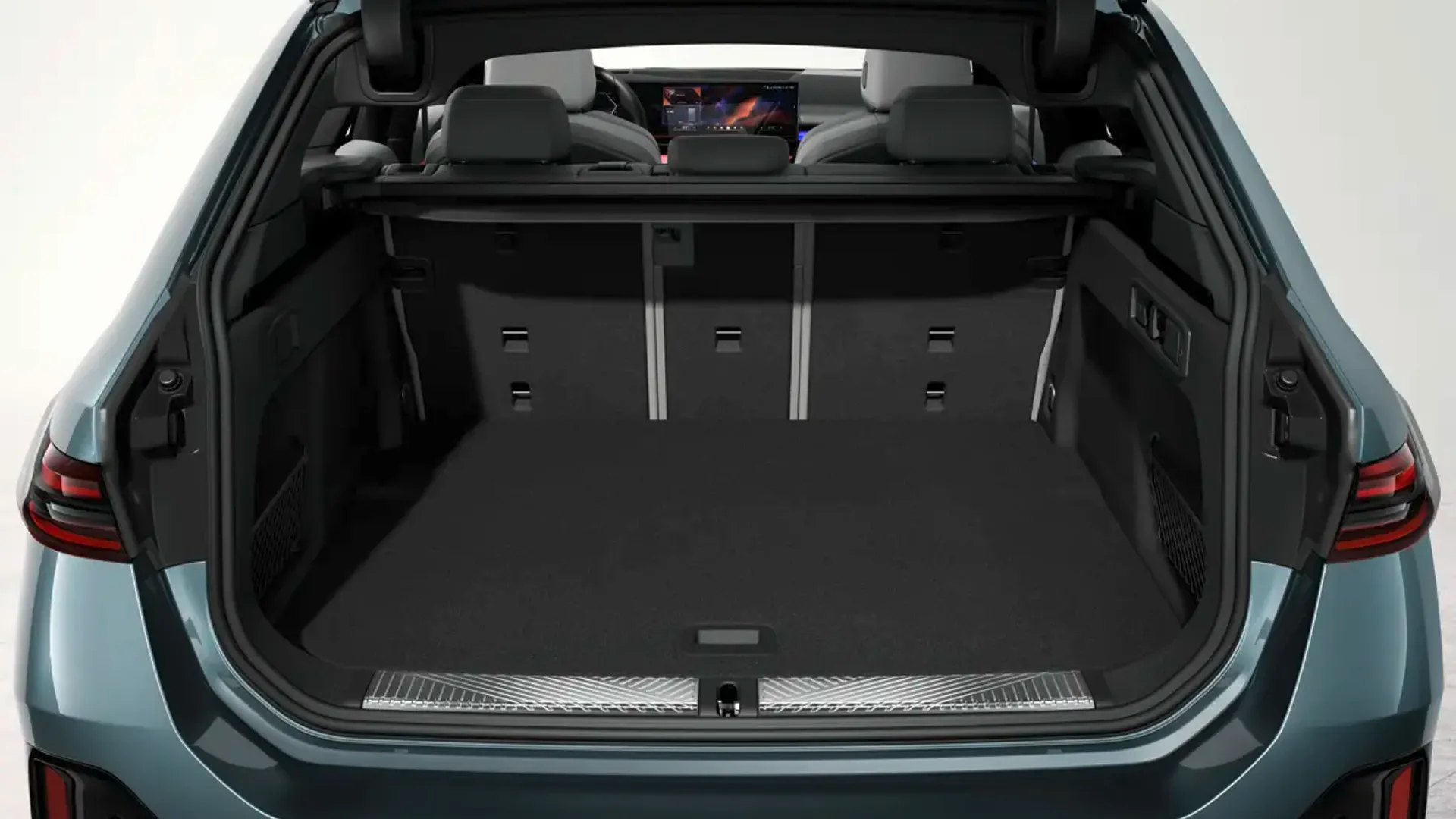 Elettronauti - BMW i5 M60 xDrive Touring - Vano di carico - Bagagliaio