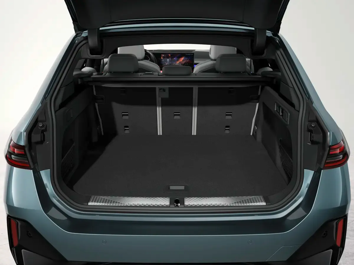 Elettronauti - BMW i5 M60 xDrive Touring - Vano di carico - Bagagliaio