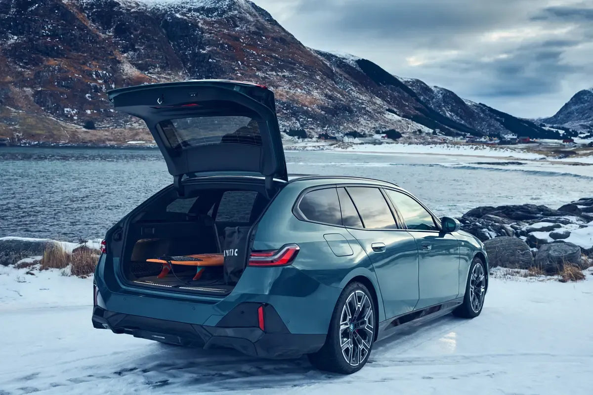 Elettronauti - BMW i5 M60 xDrive Touring - Vano di carico - Bagagliaio