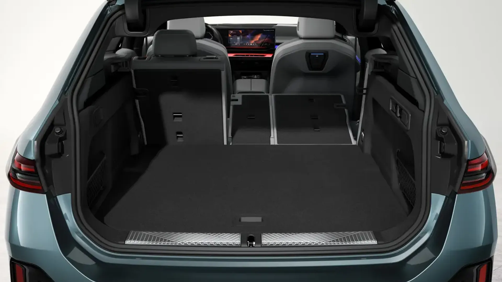 Elettronauti - BMW i5 M60 xDrive Touring - Grigio - Vano di carico - Bagagliaio