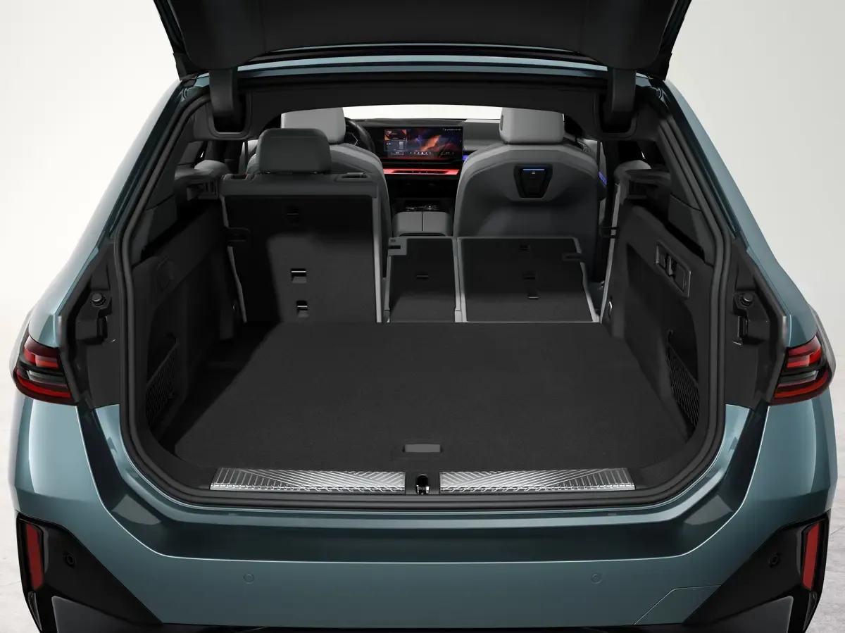Elettronauti - BMW i5 M60 xDrive Touring - Grigio - Vano di carico - Bagagliaio