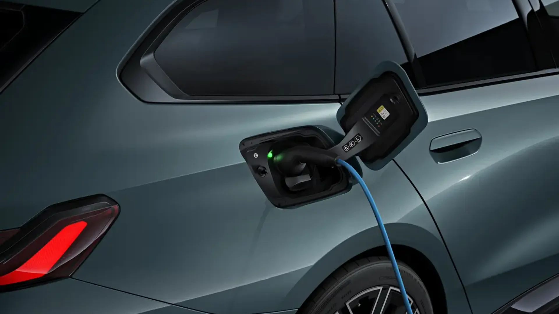 Elettronauti - BMW i5 M60 xDrive Touring - Grigio - Presa di ricarica - Vista laterale