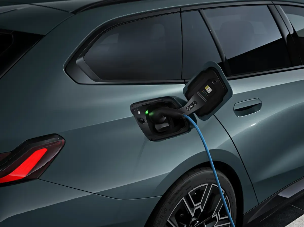 Elettronauti - BMW i5 M60 xDrive Touring - Grigio - Presa di ricarica - Vista laterale