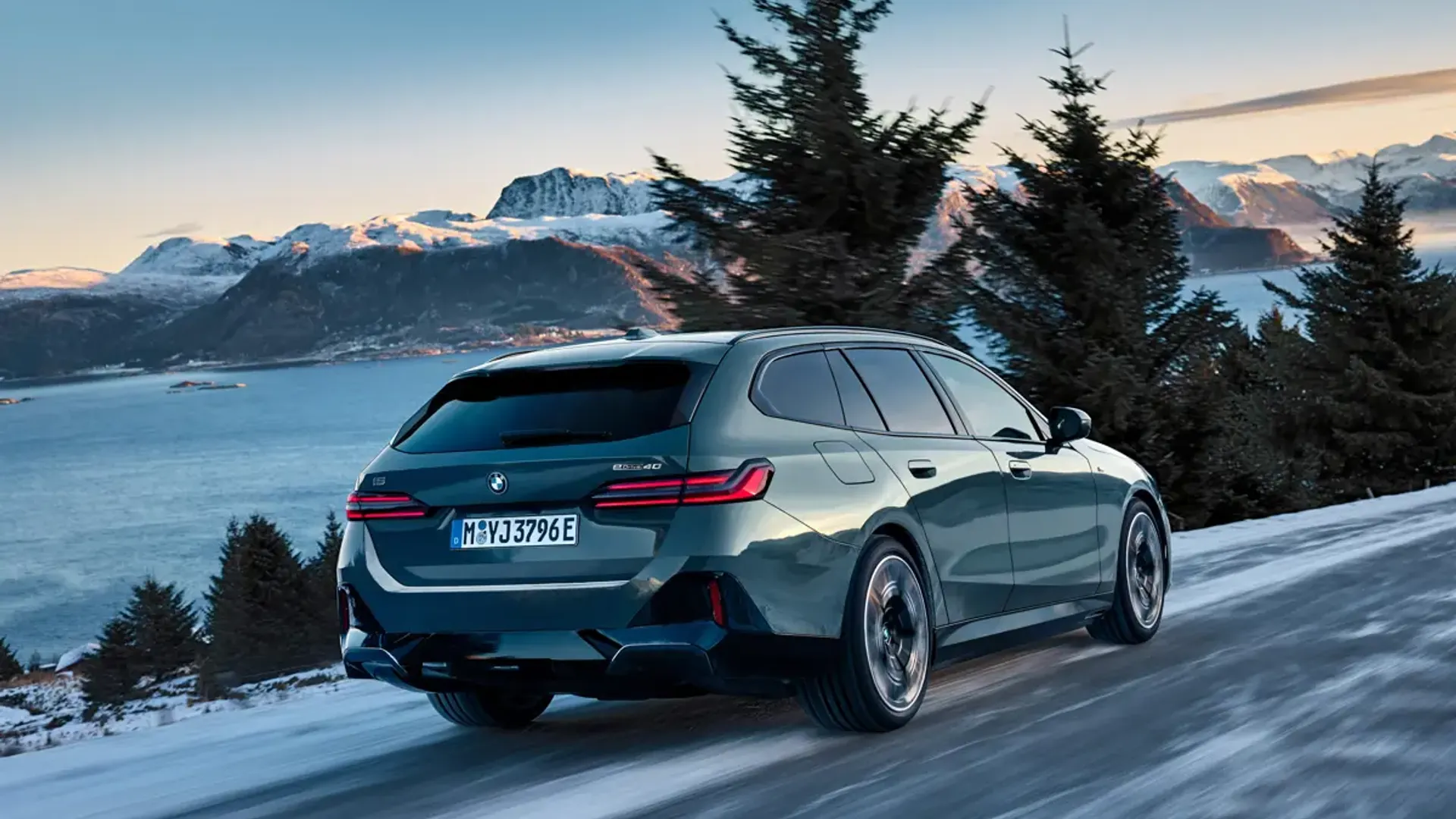 Elettronauti - BMW i5 M60 xDrive Touring - Nero - Esterno - Vista anteriore a tre quarti