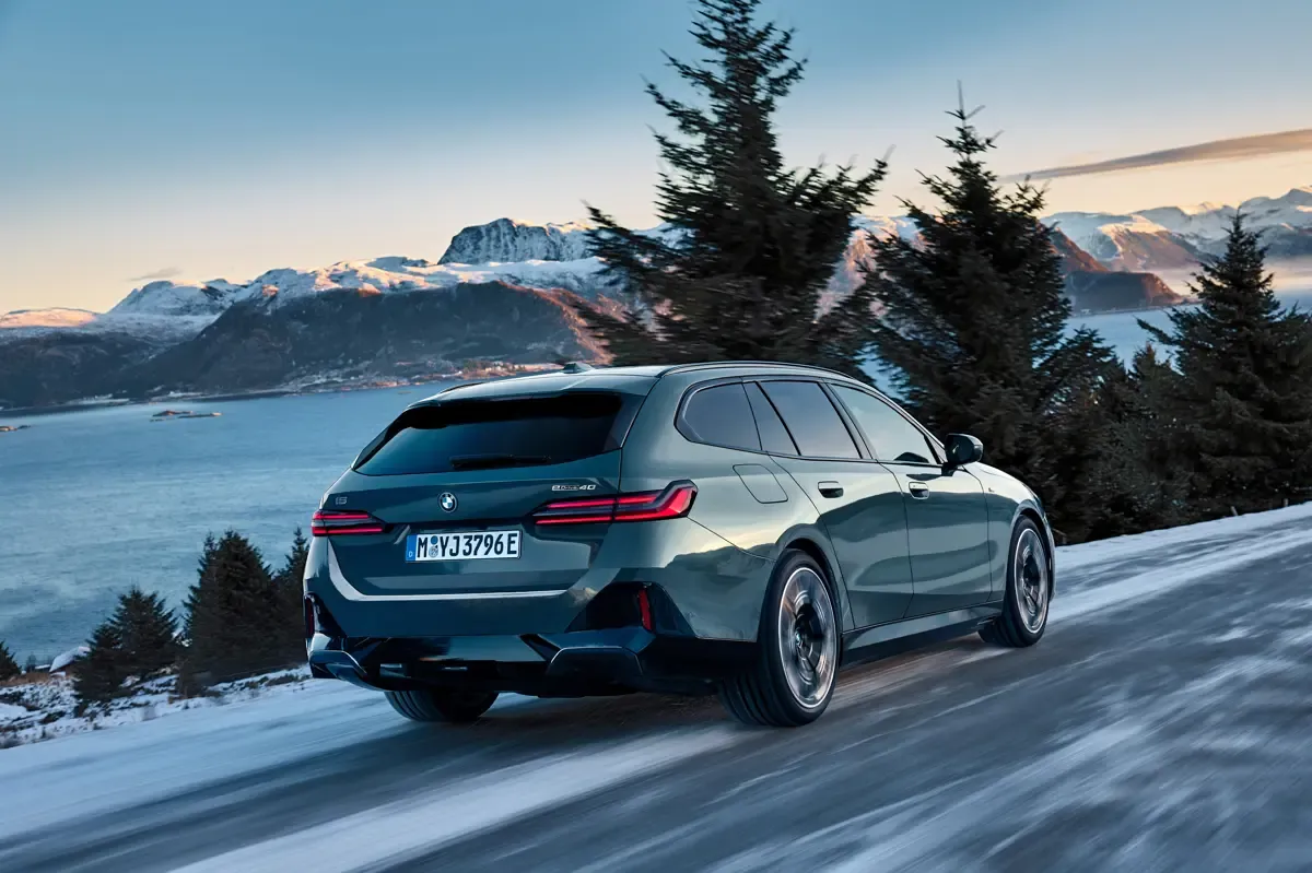 Elettronauti - BMW i5 M60 xDrive Touring - Nero - Esterno - Vista anteriore a tre quarti