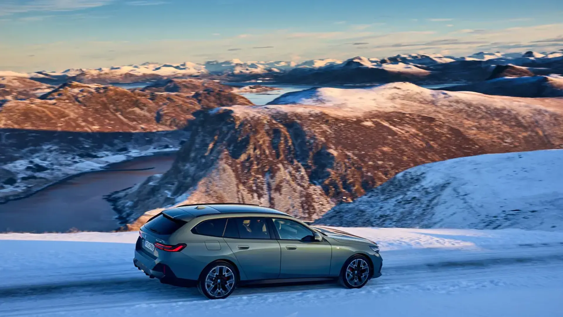 Elettronauti - BMW i5 M60 xDrive Touring - Nero - Esterno - Vista anteriore a tre quarti