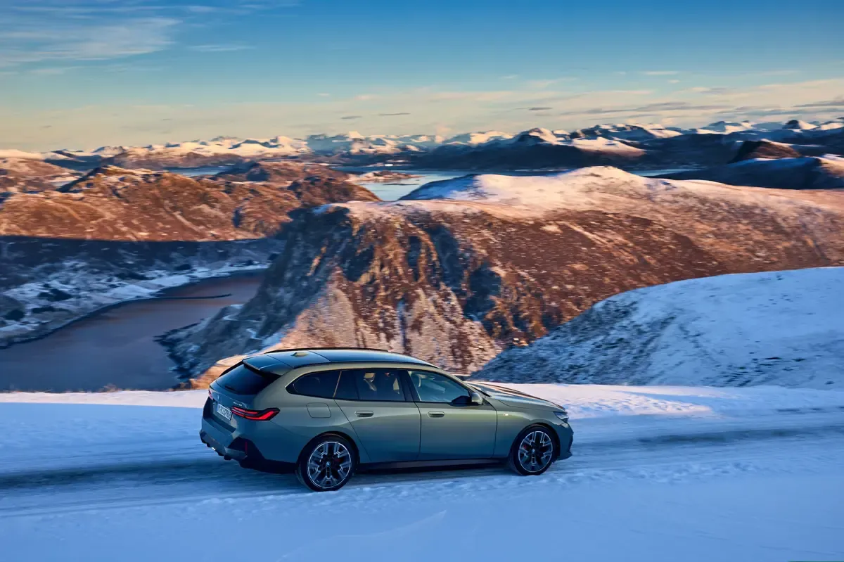 Elettronauti - BMW i5 M60 xDrive Touring - Nero - Esterno - Vista anteriore a tre quarti