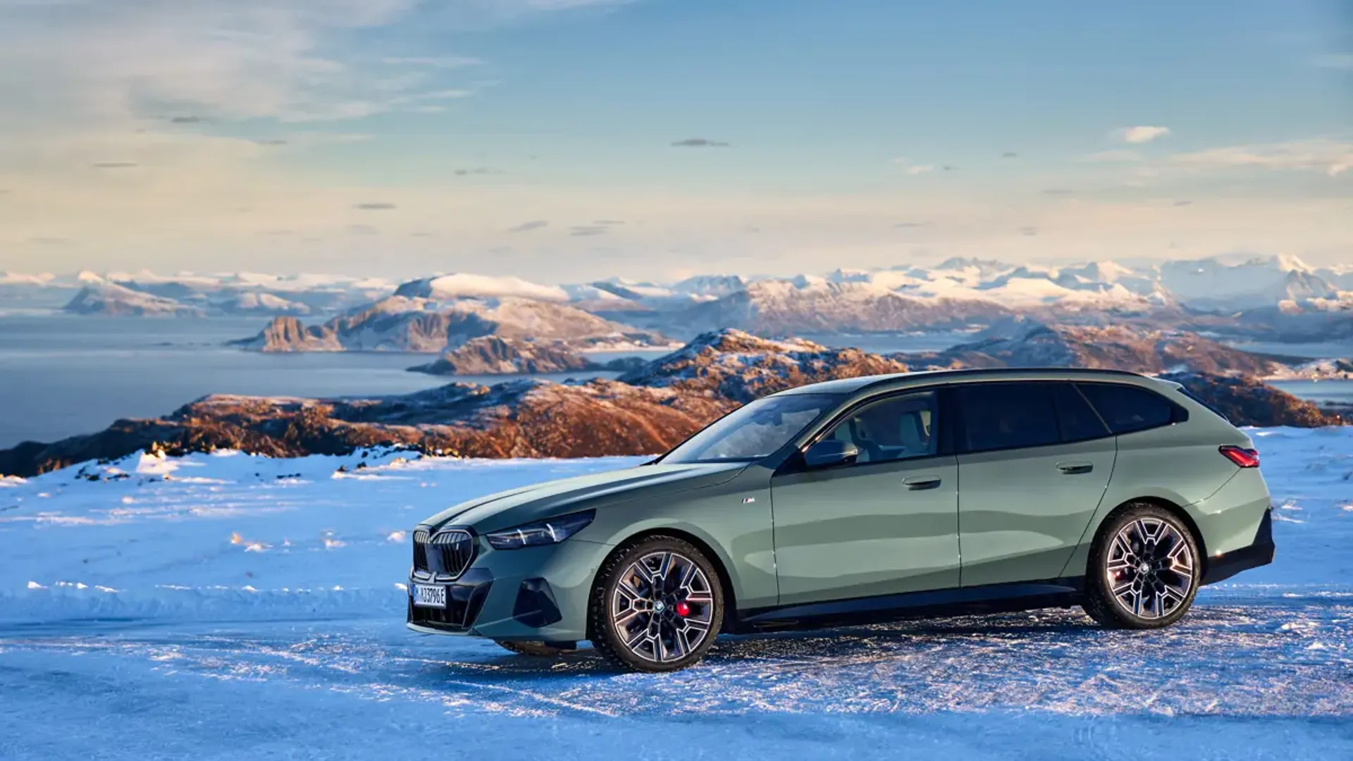 Elettronauti - BMW i5 M60 xDrive Touring - Dark Grey - Esterno - Vista anteriore a tre quarti