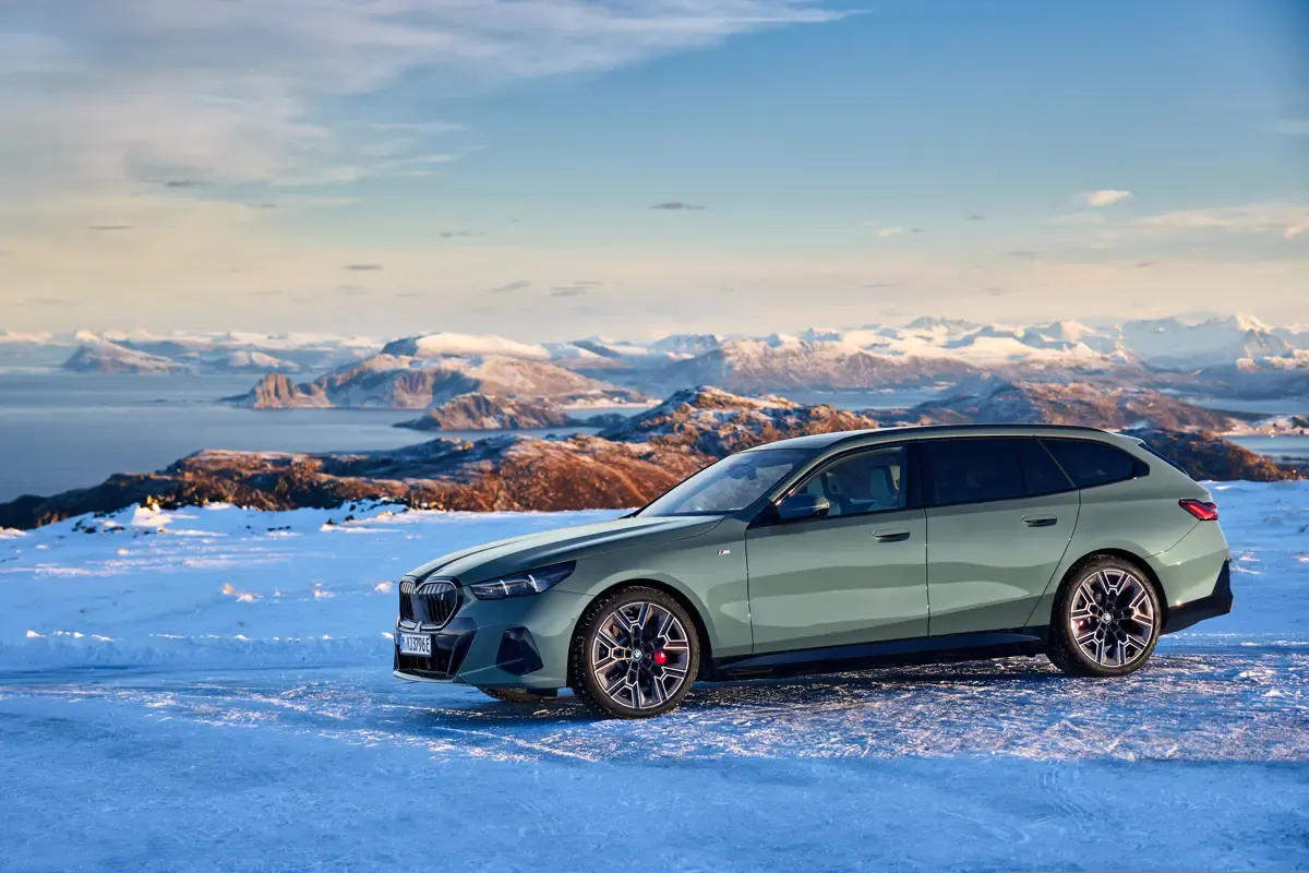 Elettronauti - BMW i5 M60 xDrive Touring - Dark Grey - Esterno - Vista anteriore a tre quarti
