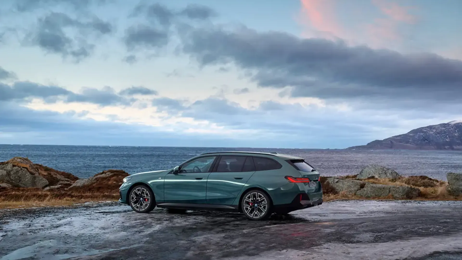 Elettronauti - BMW i5 M60 xDrive Touring - Dark Grey - Esterno - Vista anteriore a tre quarti