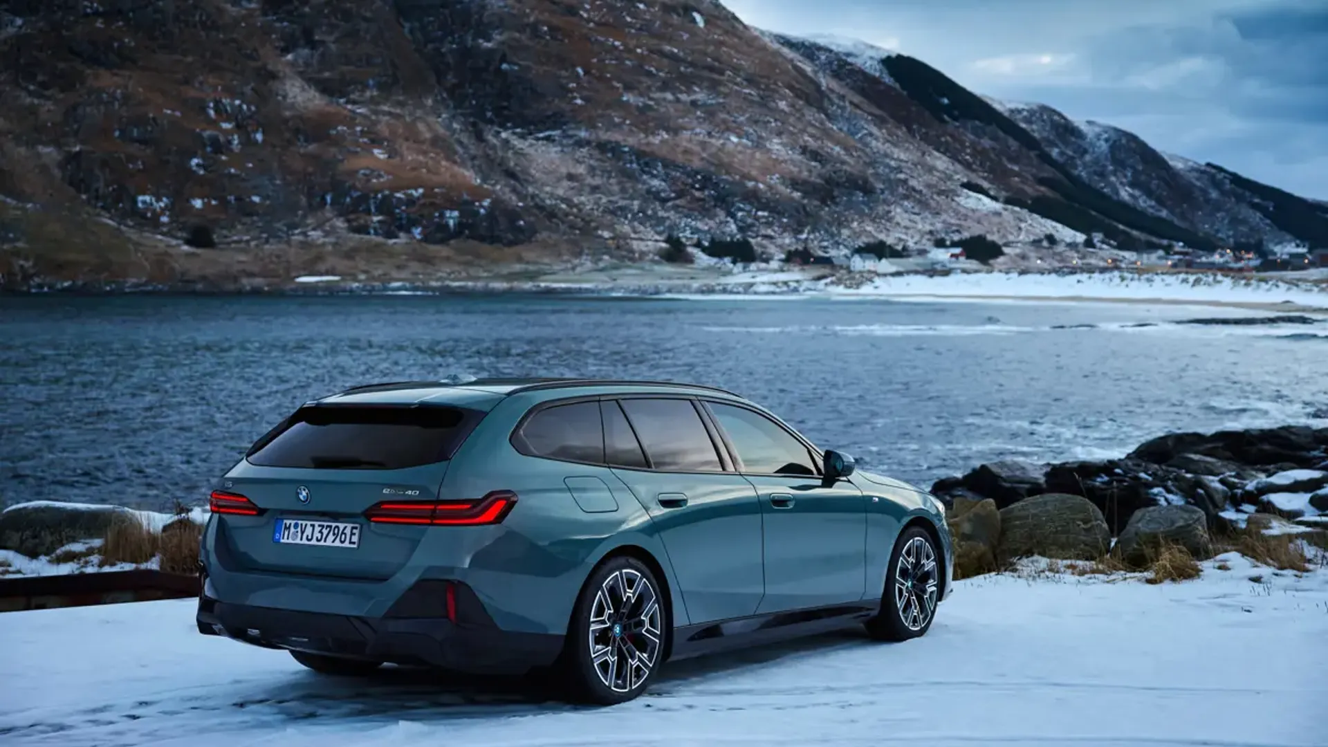 Elettronauti - BMW i5 M60 xDrive Touring - Dark Grey - Esterno - Vista anteriore a tre quarti