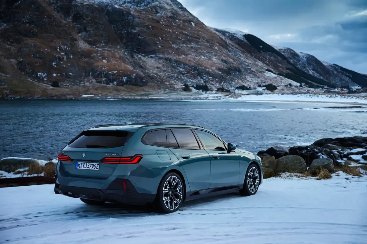 Elettronauti - BMW i5 M60 xDrive Touring - Dark Grey - Esterno - Vista anteriore a tre quarti